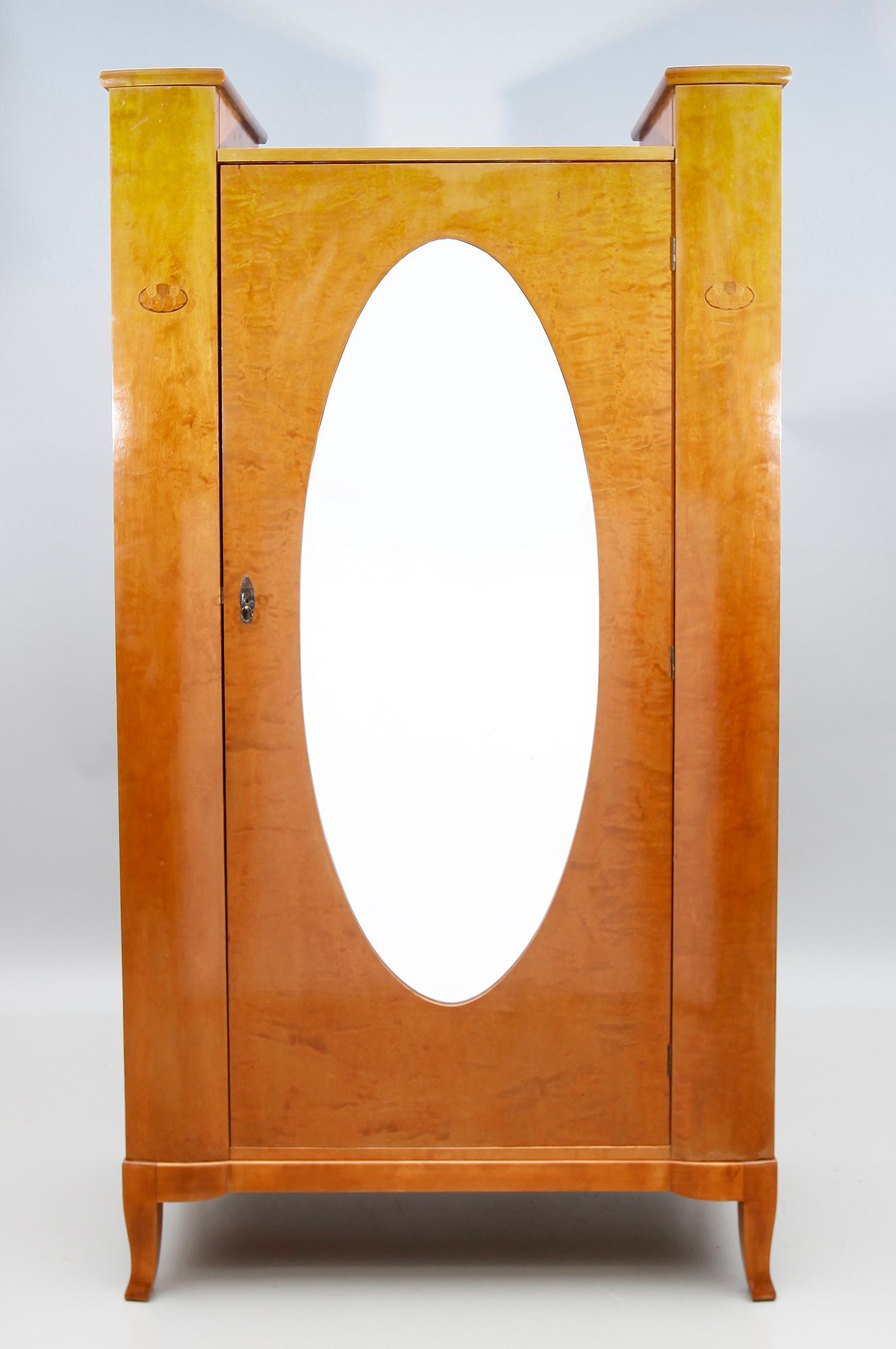 KLÄDSKÅP, 1900-talets första hälft.