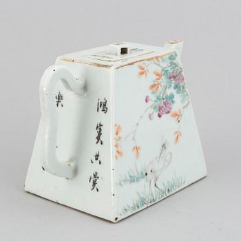 A Chinese qianjiang enameled porcelain teapot with cover, Republic.