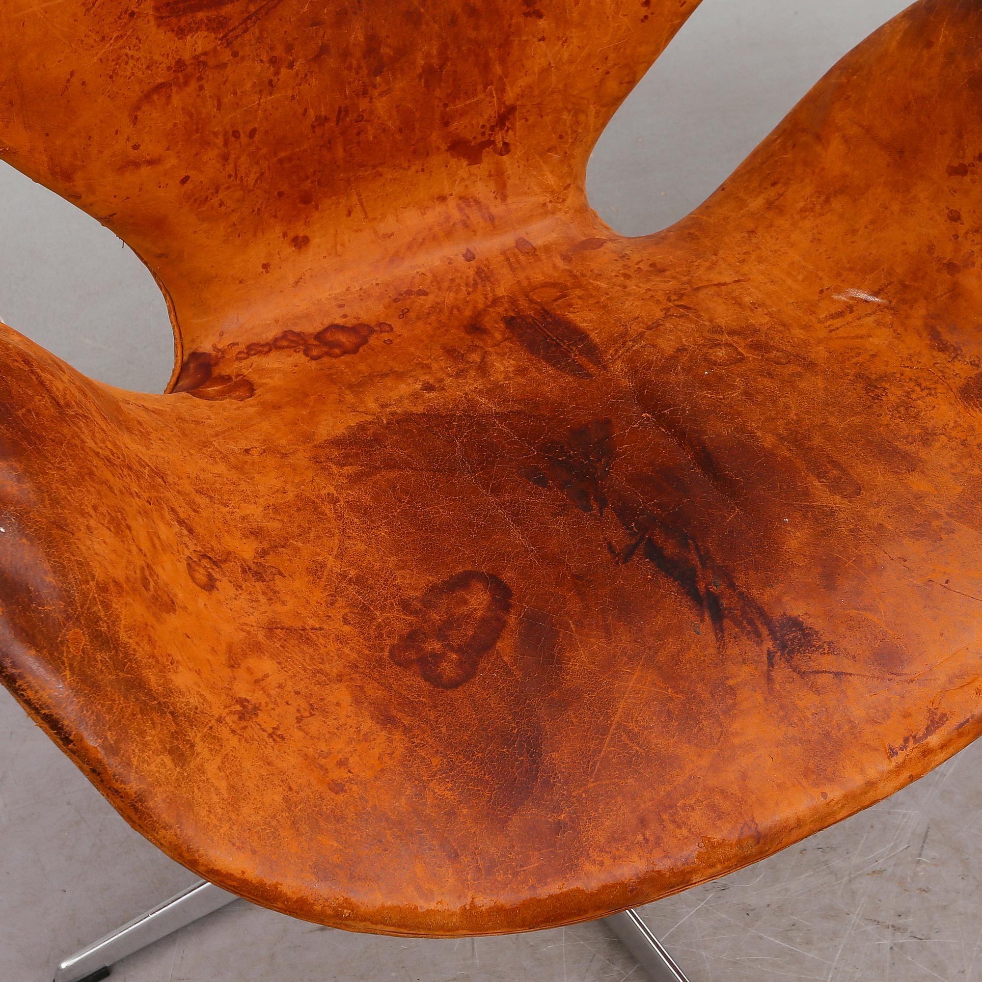 FÅTÖLJER, 1 par, "Svanen", Arne Jacobsen för Fritz Hansen, 1900-talets mitt.