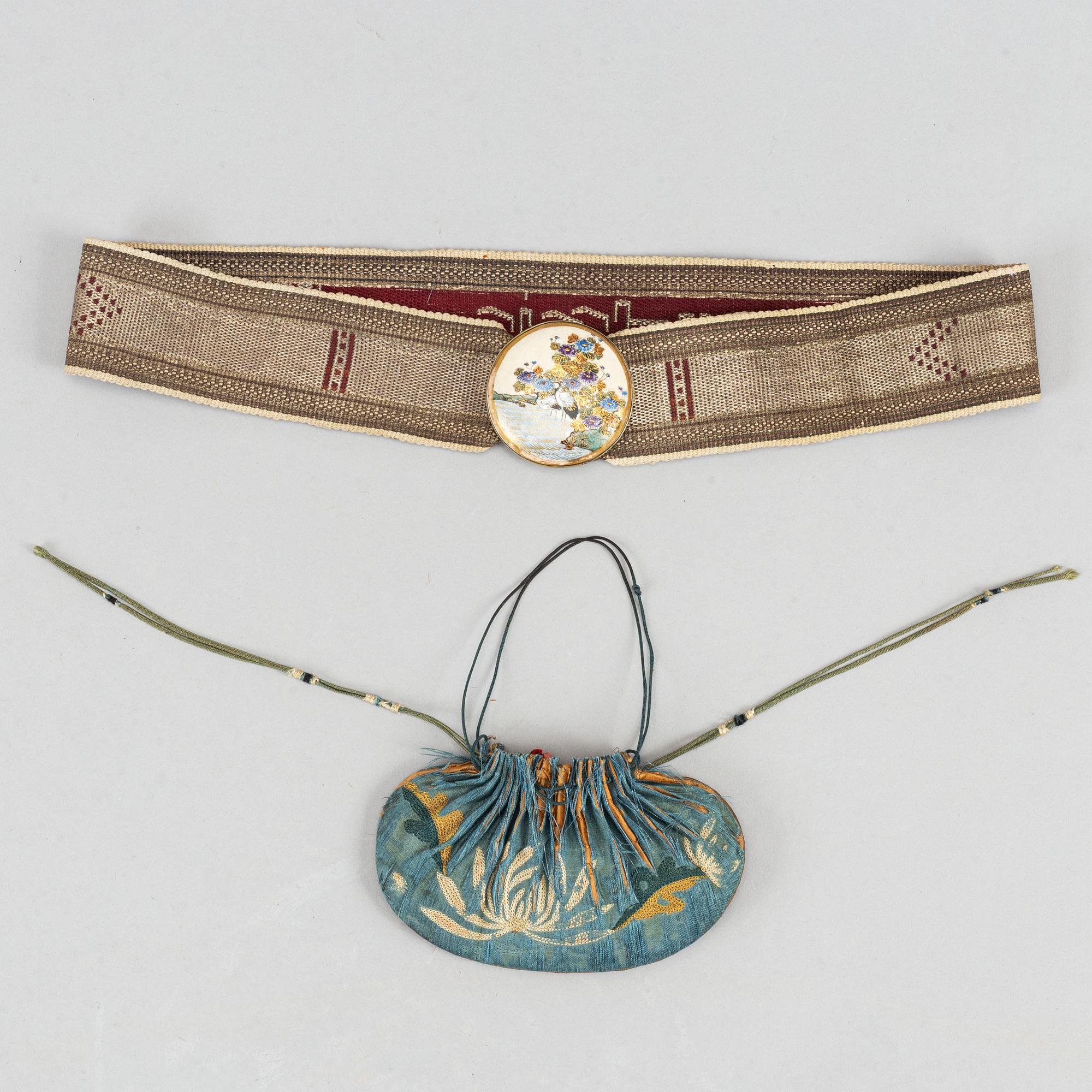 A Japanese satsuma belt buckle, Meiji period (1868-1912).