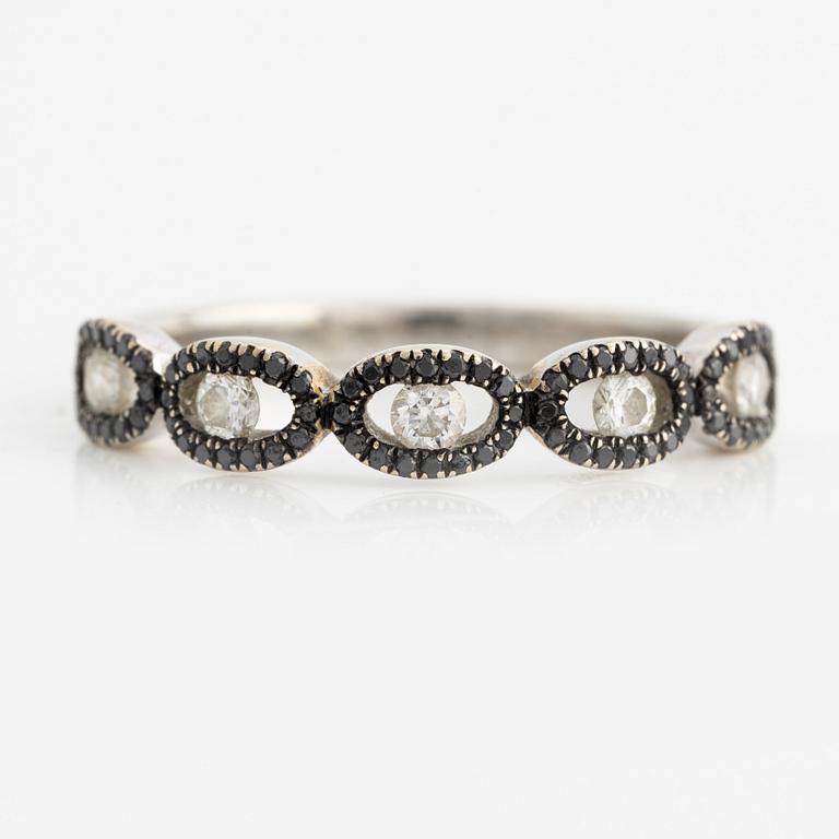 Ring in 18K gold with white and black diamonds.