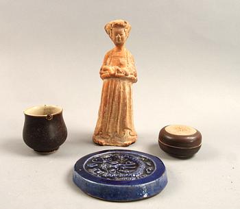 FIGURIN, RELIEF, DOSA samt KOPP, Kina, keramik, varierande ålder.