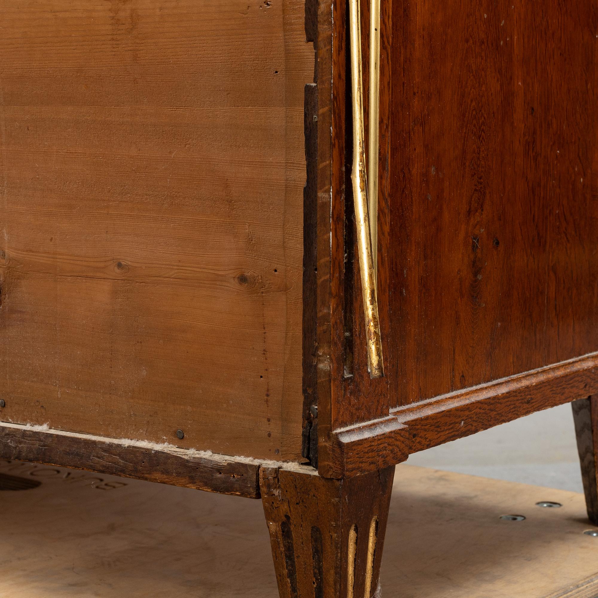 A late Gustavian chest of drawers, around 1800.