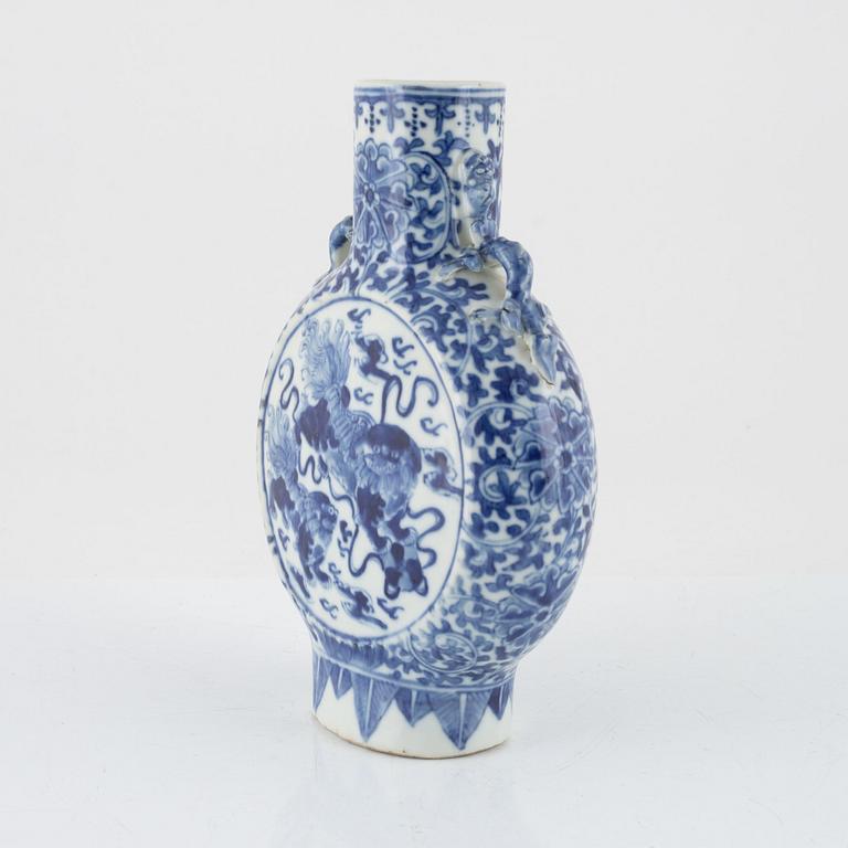 A blue and white porcelain moon flask, China, Qing Dynasty, 19th century.