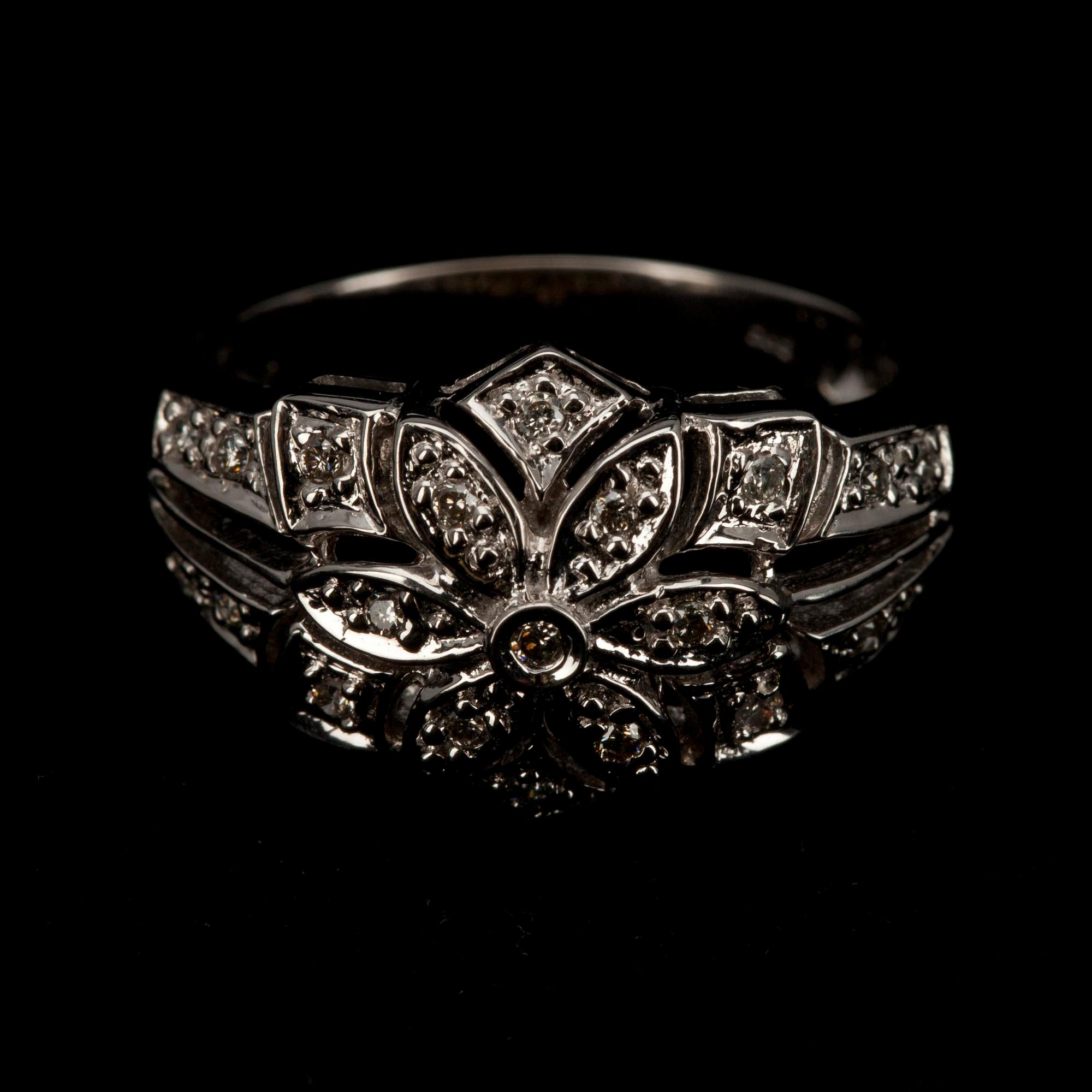 RING, vitguld 14K med briljantslipade diamanter tot. 0,21 ct. H/SI. Vikt 4,1 g.