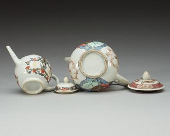 TEKANNOR med LOCK, två stycken, kompaniporslin. Qing dynastin, Qianlong (1736-95).