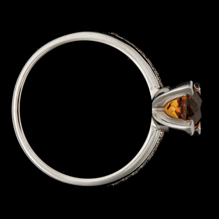 RING, 14k vitguld med citrin ca 0,84 ct samt briljantslipade diamanter tot ca 0,14 ct. Vikt ca 3,74 gram.
