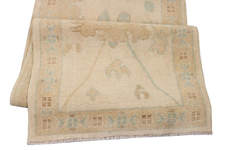 An Ushak runner carpet, c. 360 x 80 cm.