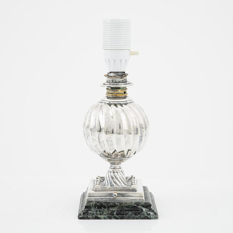 Hawksworth, Eyre & Co Ltd, bordslampa, silver, Sheffield, England 1891.