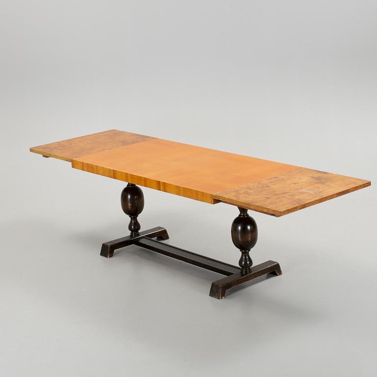BORD, med två utdragbara klaffar, art deco. 1920/30-tal.