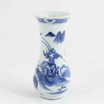 A blue and white porcelain vase, China, late Qing dynasty.