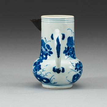 A blue and white ewer, Qing dynasty, Kangxi (1662-1722).