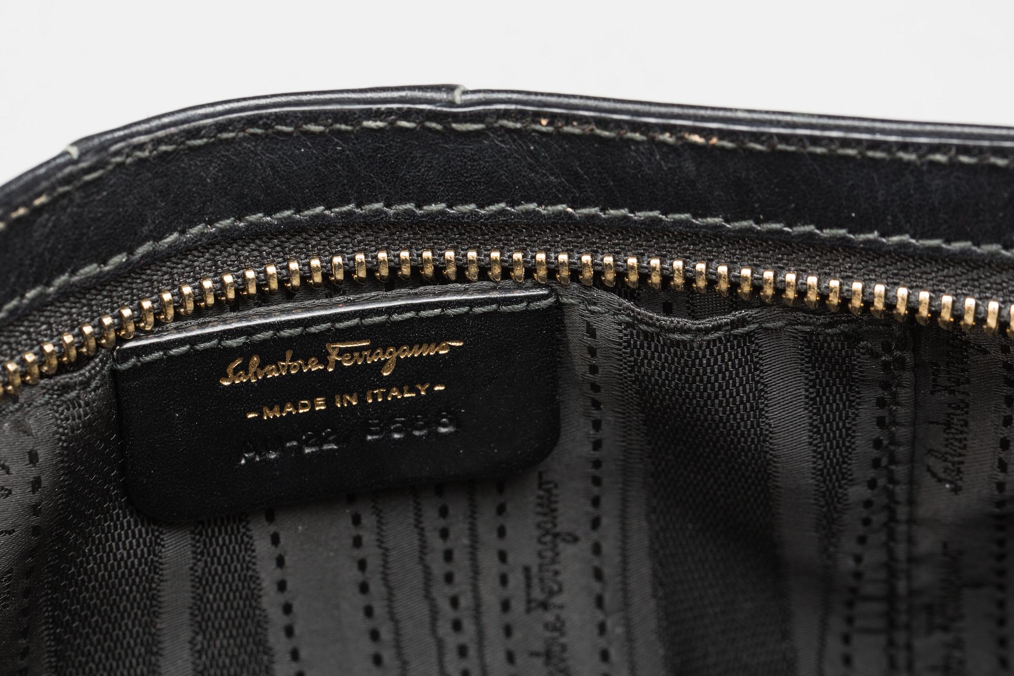 HANDVÄSKA samt SKÄRP. Salvatore Ferragamo.