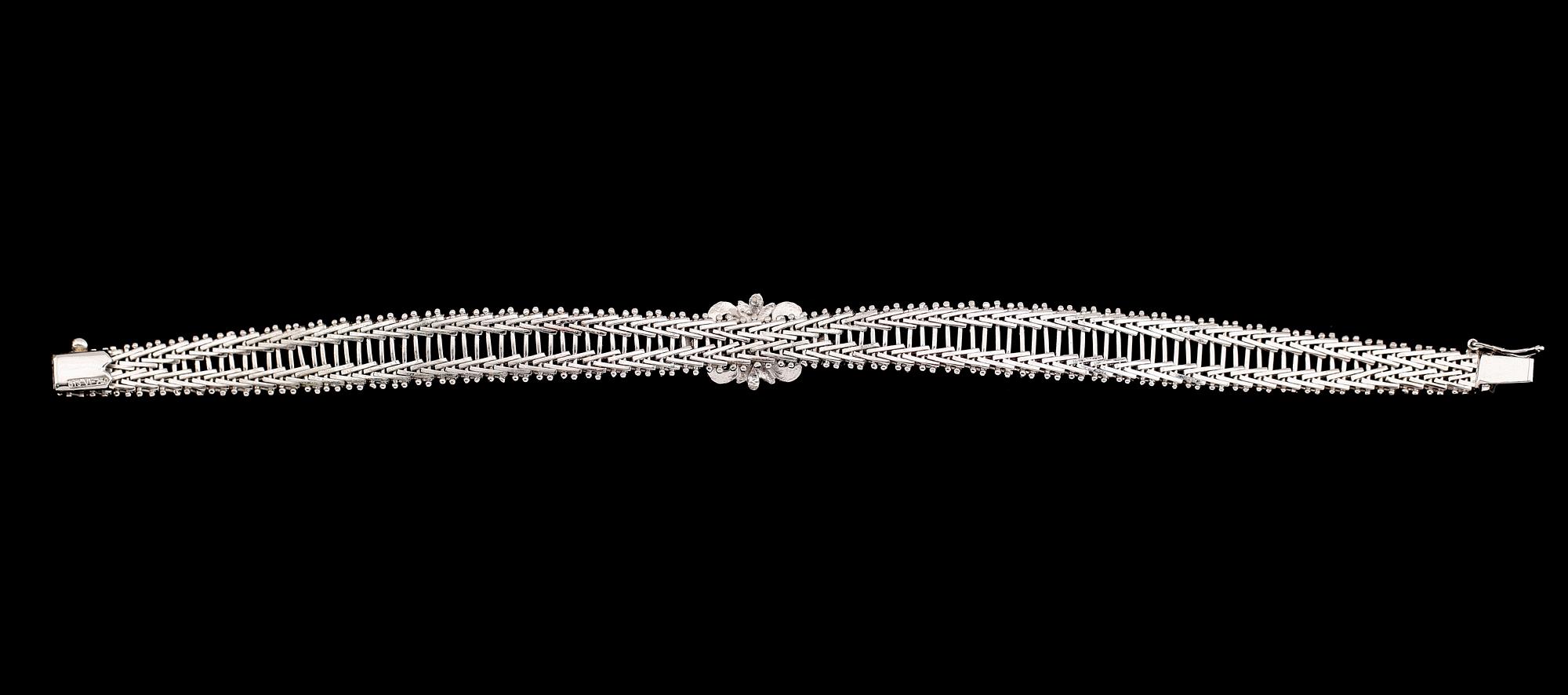 ARMBAND, 18 k vitguld med rubiner. Total vikt ca 21 gram.