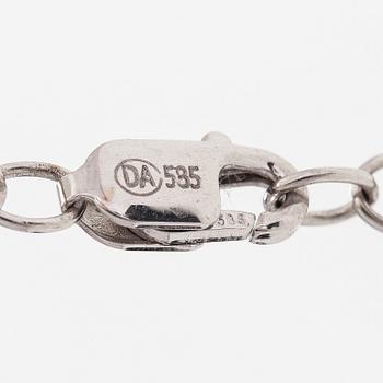 Tenniskaulakoru/-rannekoru, 14K valkokultaa ja timantteja n. 6.96 ct yht. AIG todistuksella.