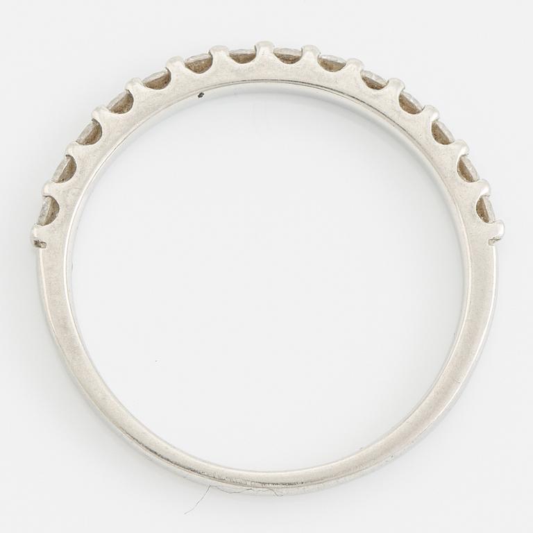 Vanbruun, ring, halvallians, platina med briljantslipade diamanter.