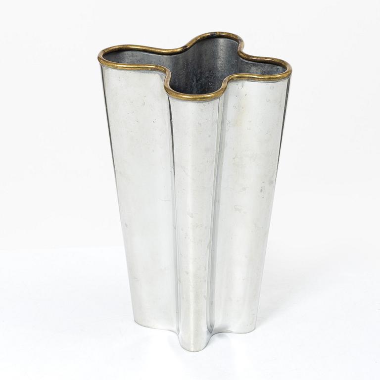 Björn Trägårdh, A 'Wave' vase for Svenskt Tenn, marked F11.