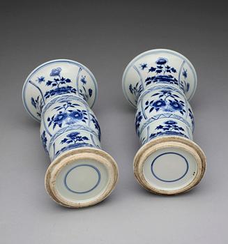 VASER, ett par, porslin, Kangxi stil, 1900/2000-tal.