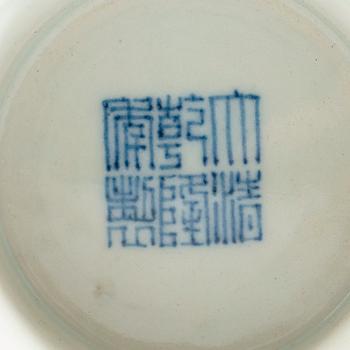 STEMCUP, porslin. 1900-tal, med Qianlong-märke.