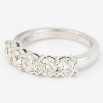 Half eternity ring, 18K white gold set with five brilliant-cut diamonds.