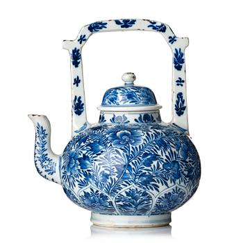 824. A large blue and white tea pot with cover, Qing dynasty, Kangxi (1662-1722).