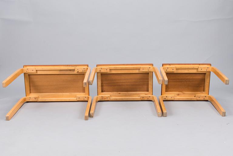 ALVAR AALTO, SARJAPÖYTÄ, 2 osaa,  88A ja 88B  ja SIVUPÖYTÄ, Artek, 1900-luvun puoliväli.