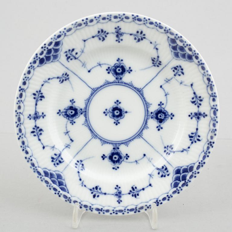 Two tureens, a creamer and two dishes, "Blue Fluted Half Lace"/"Musselmalet", Royal Copenhagen part 19th century.