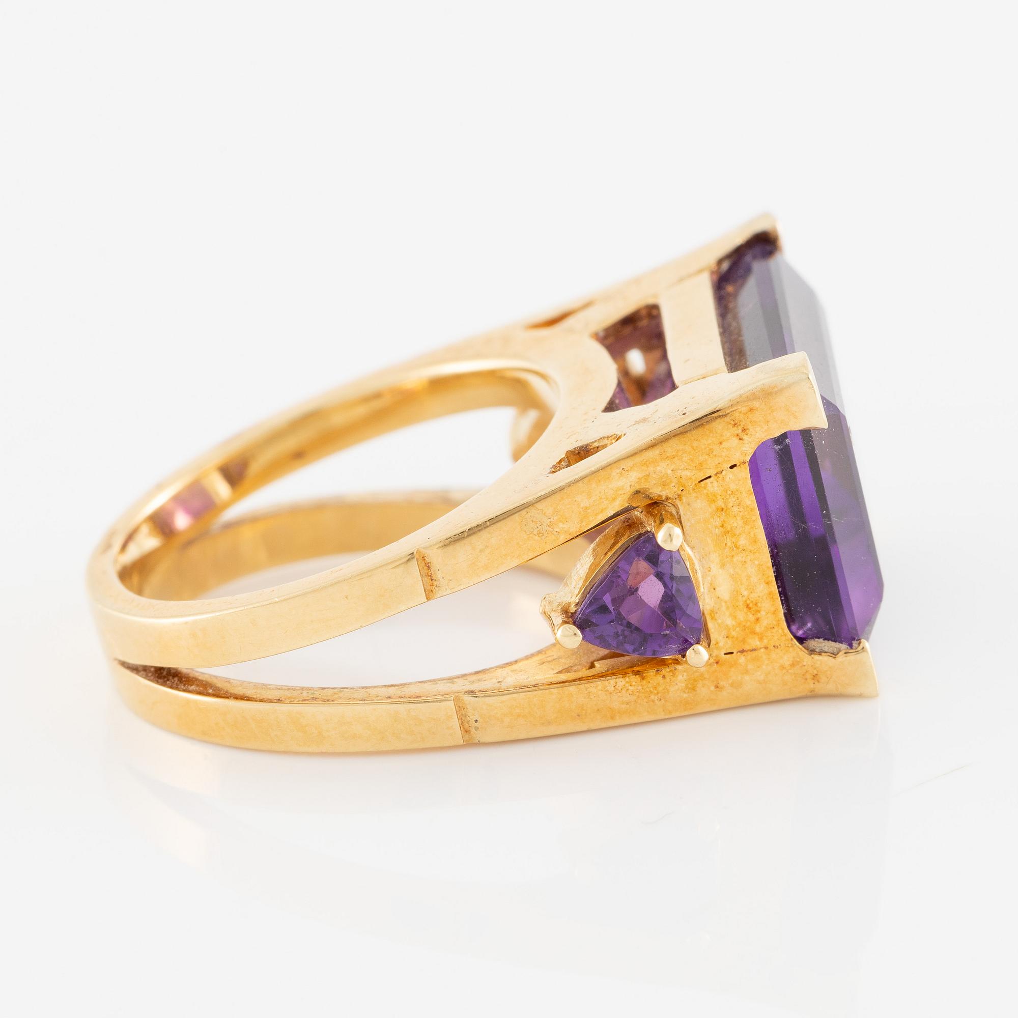 Ring, 18K guld med ametister.