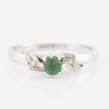 Ring, 18K white gold with a small emerald and small octagon-cut diamonds.