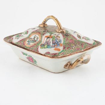 A Canton tureen with cover, 19th century.