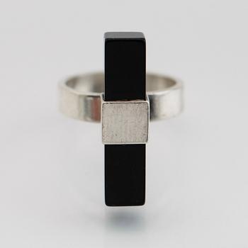 HALSBAND, RING SAMT ÖRHÄNGEN, 1 par, sterlingsilver och svart sten, Kaunis Koru, Finland, 1975.