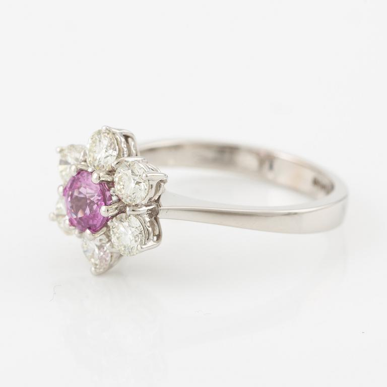 Ring in 14K gold with a pink faceted sapphire and round brilliant-cut diamonds.