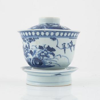 A blue and white Chinese cup with cover and stand, Qing dynasti, 19th century.