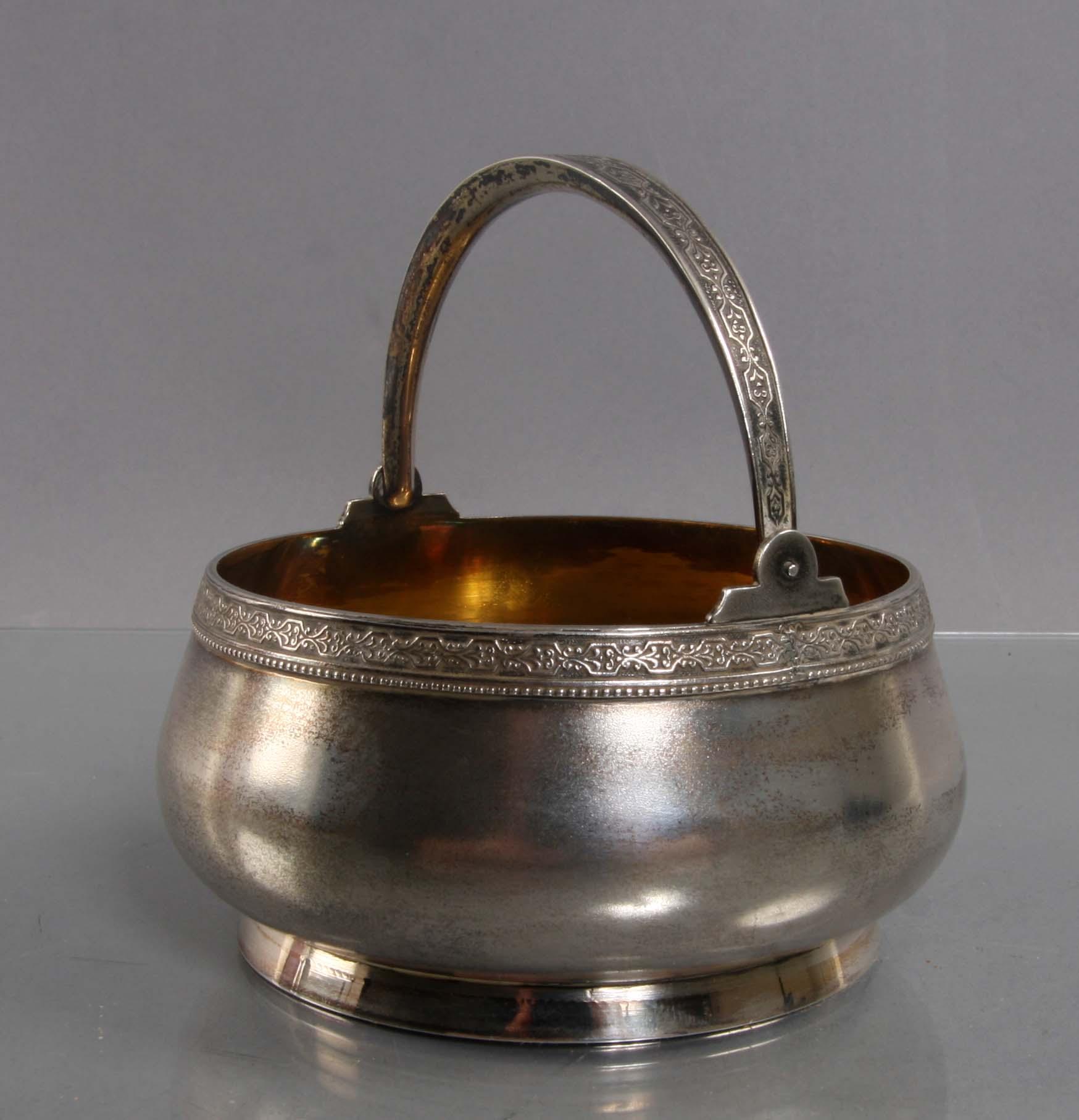 SKÅL MED HÄNKEL, silver. Ryssland.