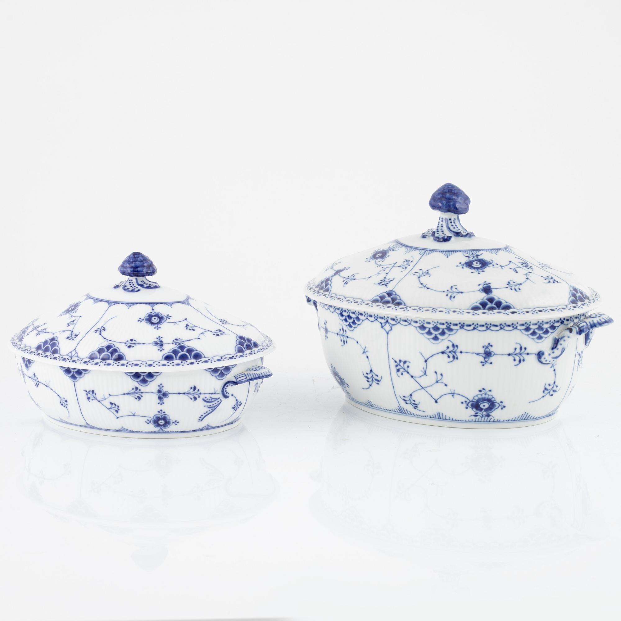 39 porcelain pieces of a 'Musselmalet' service, Royal Copenhagen, Denmark.