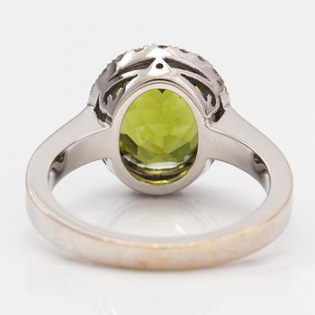 Max Prus, sormus, 18K valkokultaa, timantteja n. 0.48 ct yht ja peridootti.