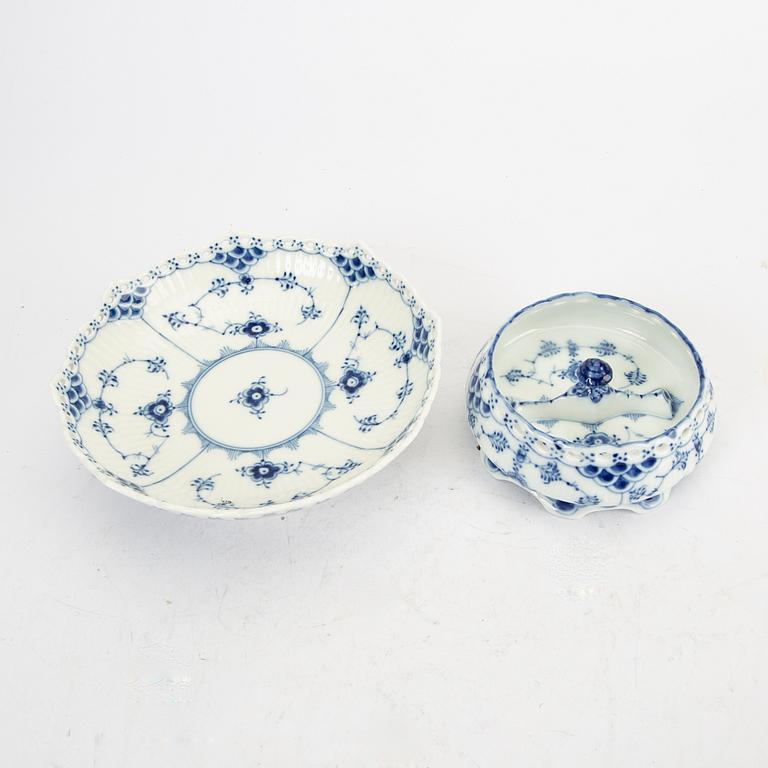 Service 45 dlr "Musselmalet" hel and halv blonde Royal Copenhagen Denmark porcelain.