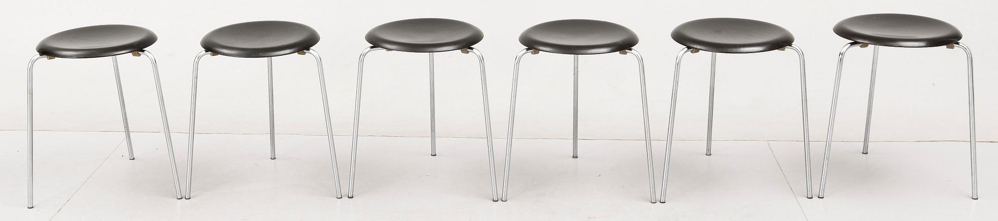 STOLAR samt PALLAR, 8 delar, bl a "Sjuan", Arne Jaconssen, Fritz Hansen, Danmark 1900-talets mitt.