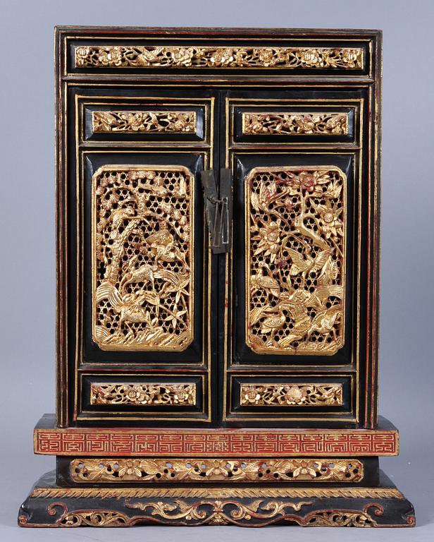 MINIATYRSKÅP, orientaliskt, 1900-talets början.