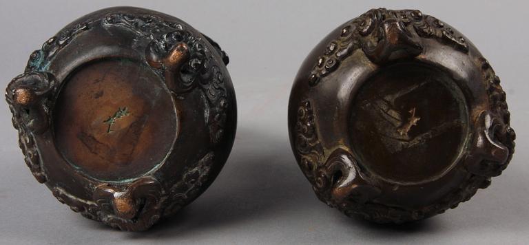 VASER, ett par, brons. Kina, 1900-talets första hälft.
