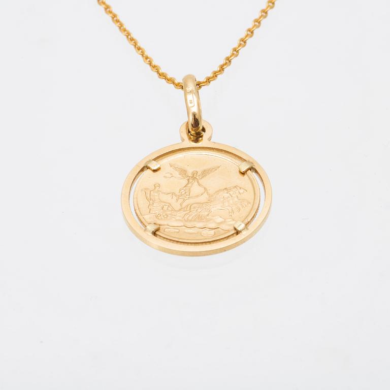 An 18K gold necklace.