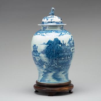 A blue and white jar with cover, Qing dynasty, Qianlong (1736-95).