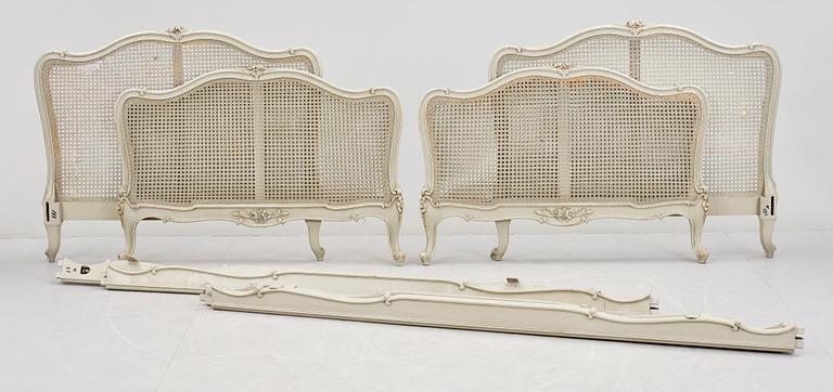 SÄNGGAVLAR, ett par, 8 delar, Louis XV-stil med rotting, 1900-talets mitt.