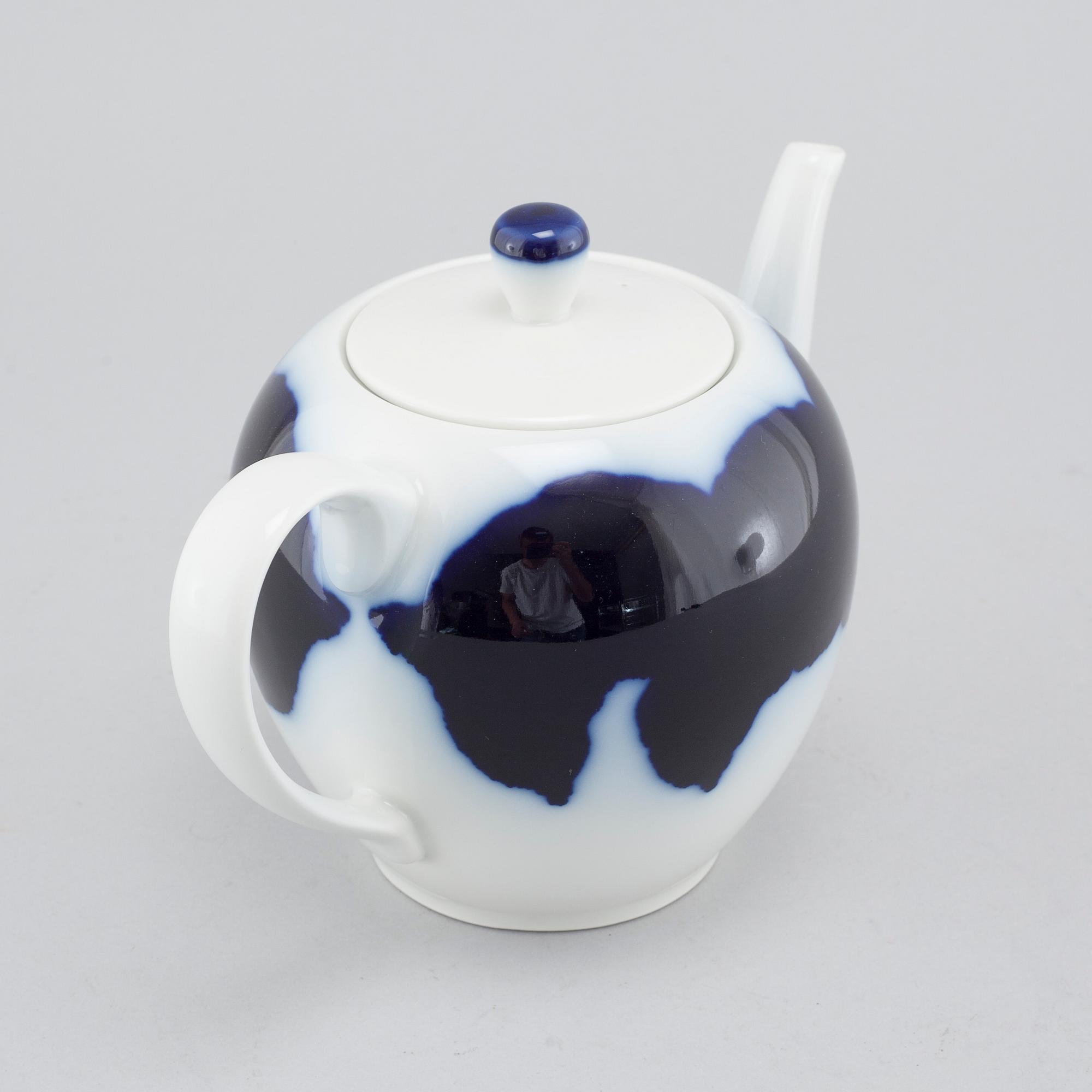 24 pieces of porcelan table ware, partly designed by Lin Utzon, Royal Copenhagen, 1980s.