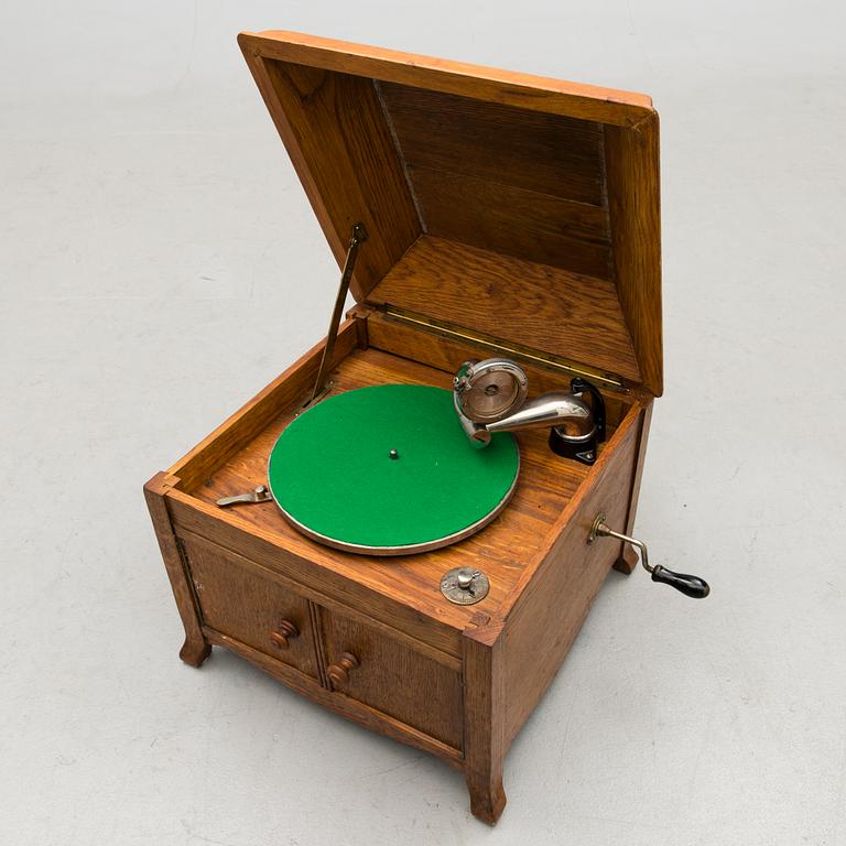 A 1910s-1930s gramophone.