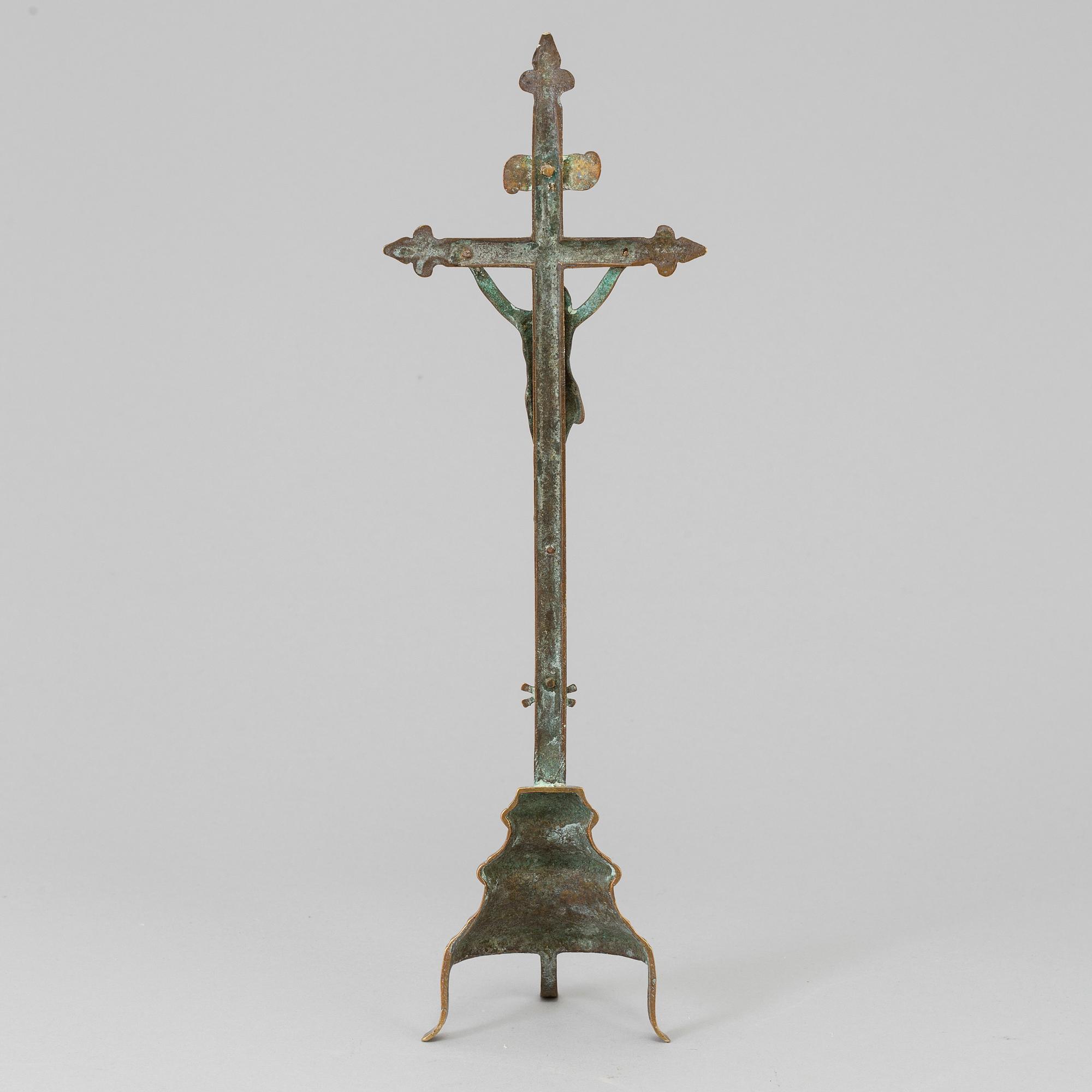 AN 19TH CENTURY BRONZE CRUCIFIX.
