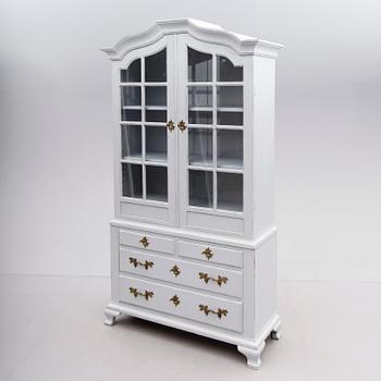 VITRINSKÅP, Åmells, 1900-talets andra hälft.