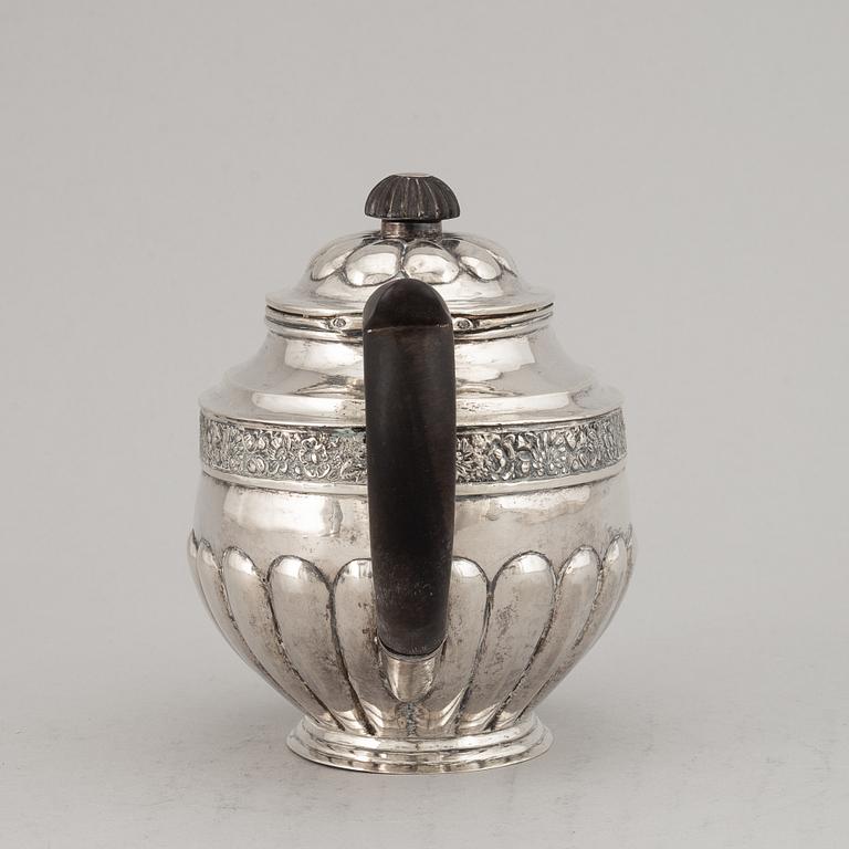 Tekanna, silver, Moskva 1833. Fransk kontrollstämpel.