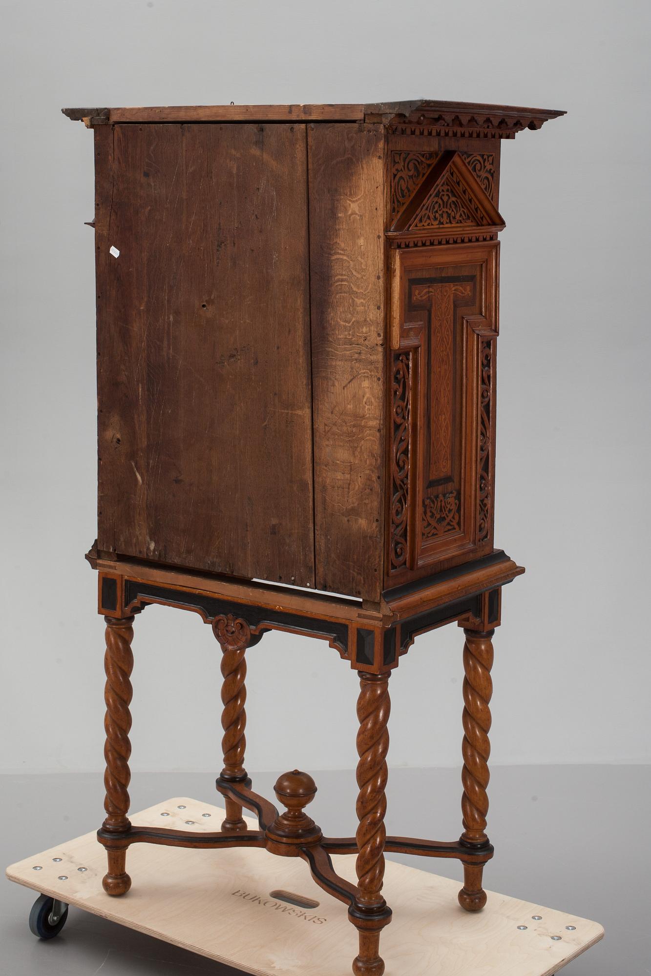 BARSKÅP, renässansstil. 1800-tal.