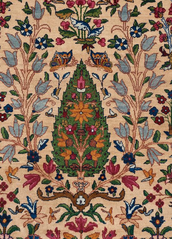SEMIANTIK KIRMAN. 410,5 x 289 cm.